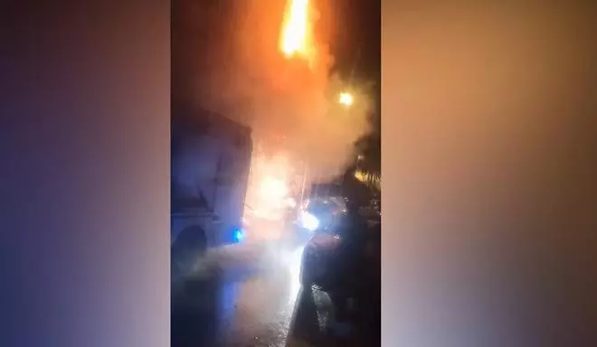 El incendio de un cuadro eléctrico calcina la fachada de un edificio en A Estrada