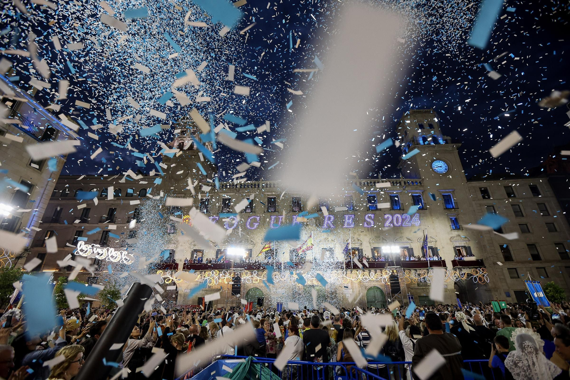Resumen de los actos de inicio de las Hogueras 2024 ( Mascletà, Pasodoble, Homenaje Foguerers y Barraquers, desfile del Pregón y Pregón oficial )