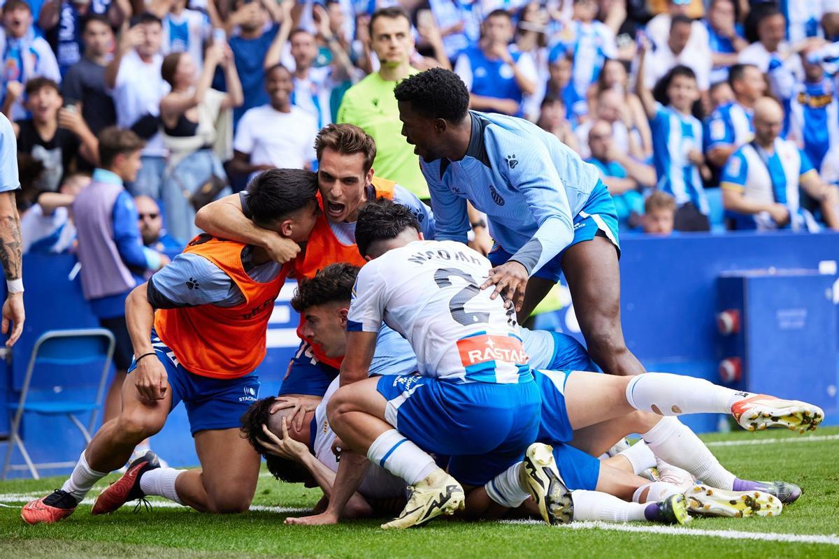 Los jugadores del Espanyol celebran un gol