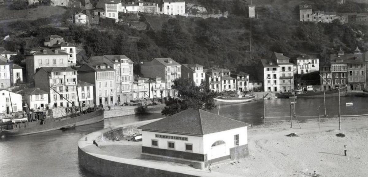 Imagen del puerto de Luarca en 1960, seleccionada entre las expuestas.