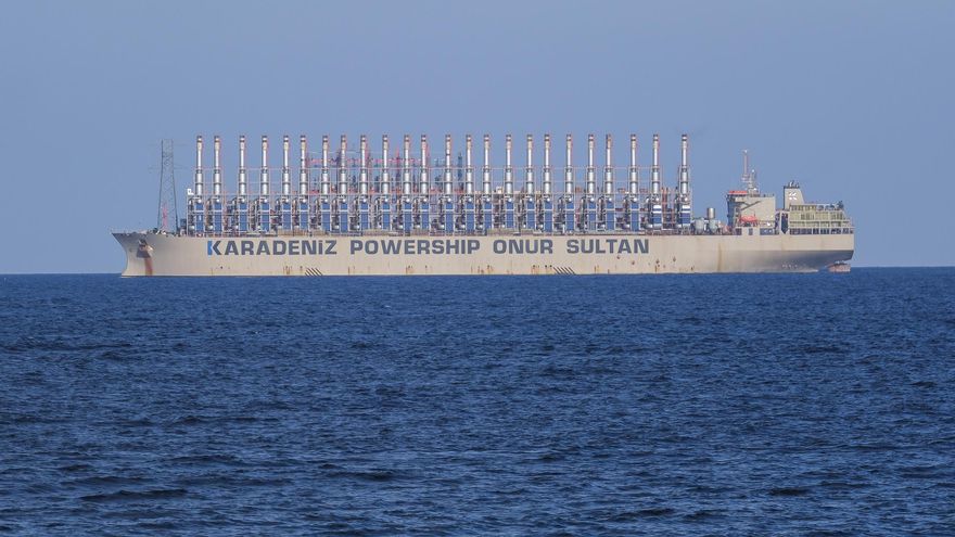 Una central eléctrica que puede iluminar a media Canarias fondea en las Islas