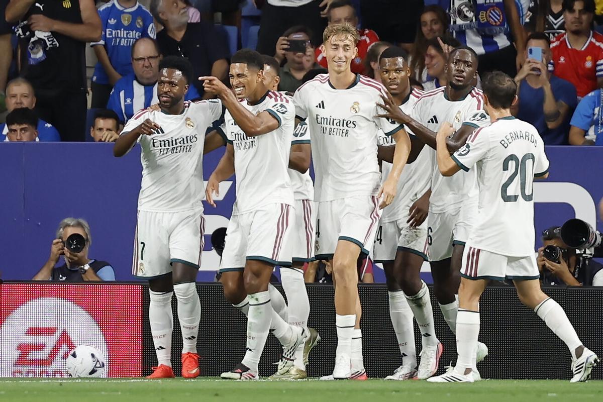 El centrocampista del Real Madrid Jude Bellingham celebra con sus compañeros tras marcar ante el Espanyol El centrocampista del Real Madrid Jude Bellingham celebra con sus compañeros tras marcar ante el Espanyol
