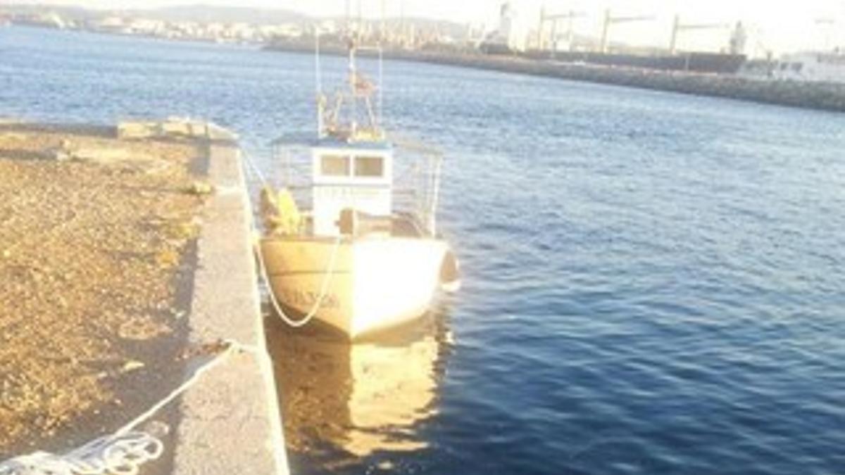 El pesquero y las boyas utilizadas para extraer uno de los bloques de hormigón antipesca diseminados por Gibraltar.