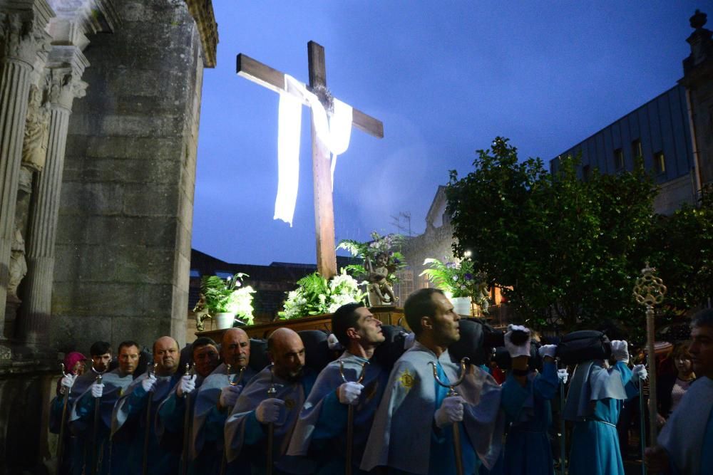 Recreacion de la Semana Santa de Cangas para el encuentro de cofradias que tuvo que ser acortado por las lluvias