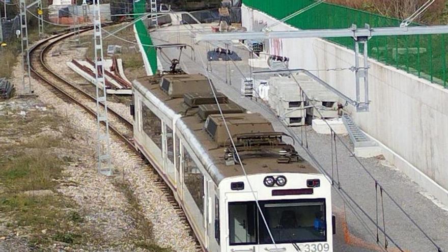 Un tren de la antigua Feve, a la altura de Sama de Langreo.