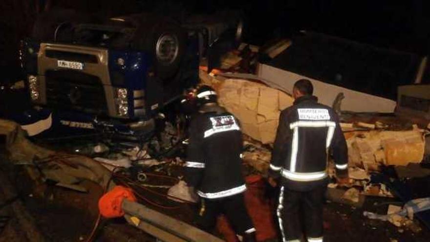 Dos gallegos fallecen tras volcar el camión en el que circulaban en Zamora