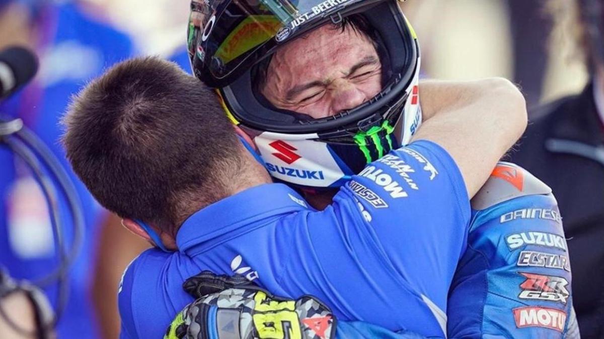 Joan Mir (Suzuki) abrazo a su amigo, preparador físico y asistente Tomás Comas, en el 'corralito' de Valencia.