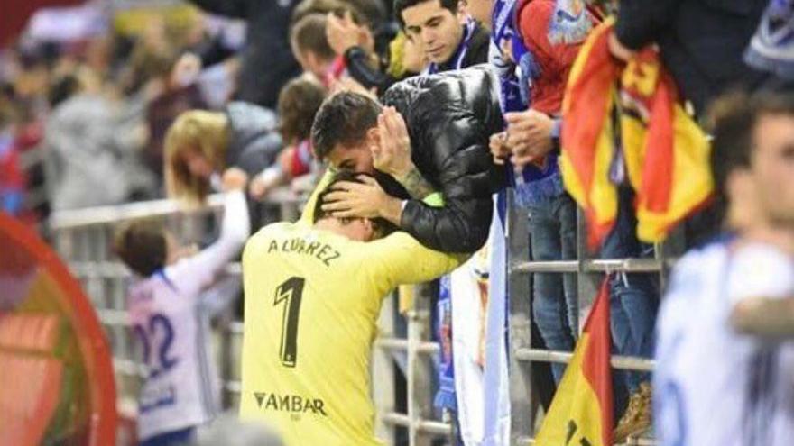 Cristian recibe el beso de Juan tras un partido con el Zaragoza.