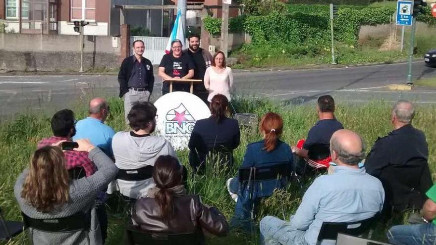 Los candidatos del BNG de Culleredo, Carral y Cambre (de izquierda a derecha), y Rosana Pérez, en A Rocha.