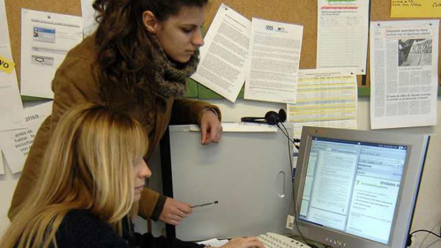 Alumnos de uno de los institutos ilicitanos estudian a través de la web sin libros de texto.