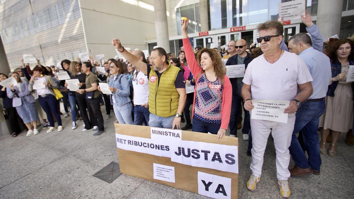 Funcionarios se concentran en la puerta de la Ciudad de la Justicia de Murcia en una imagen de hace justamente un año.