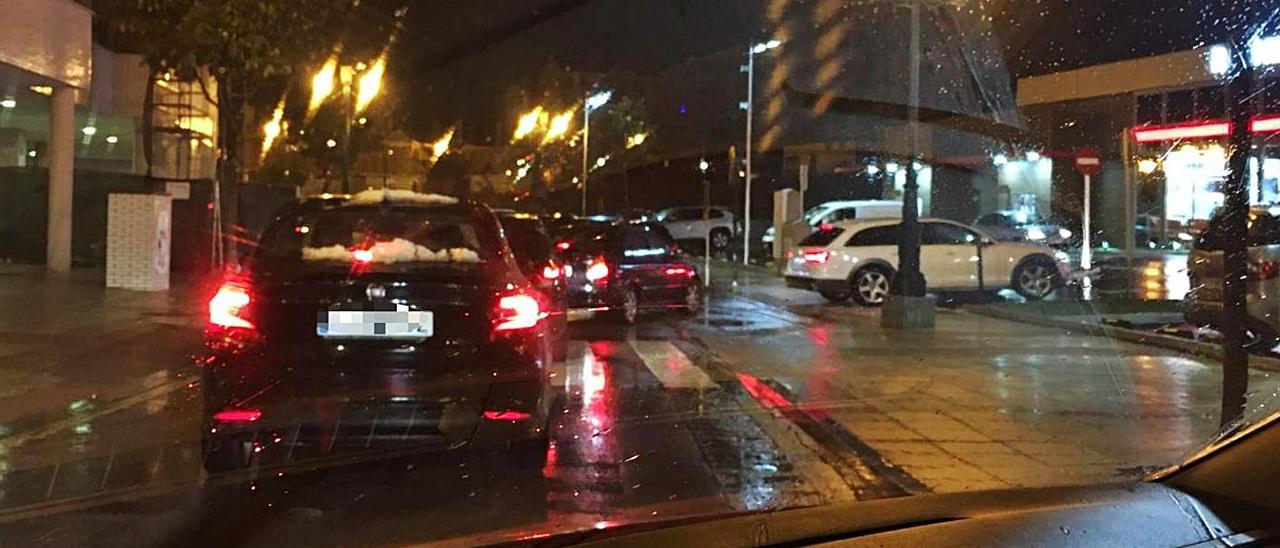 Imagen tomada desde el coche de un vecino afectado por el atasco formado a la entrada de la hamburguesería. | LNE