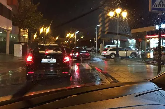 Acusan a un nuevo local de comida rápida de colapsar el tráfico en una zona de La Corredoria