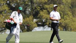 Rahm camina con su caddie, Adam Hayes, en la vuelta de entrenamiento de Augusta