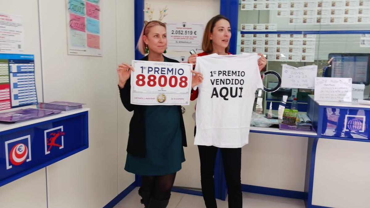 Las propietarias de la administración de Peguera celebran el Gordo de Navidad
