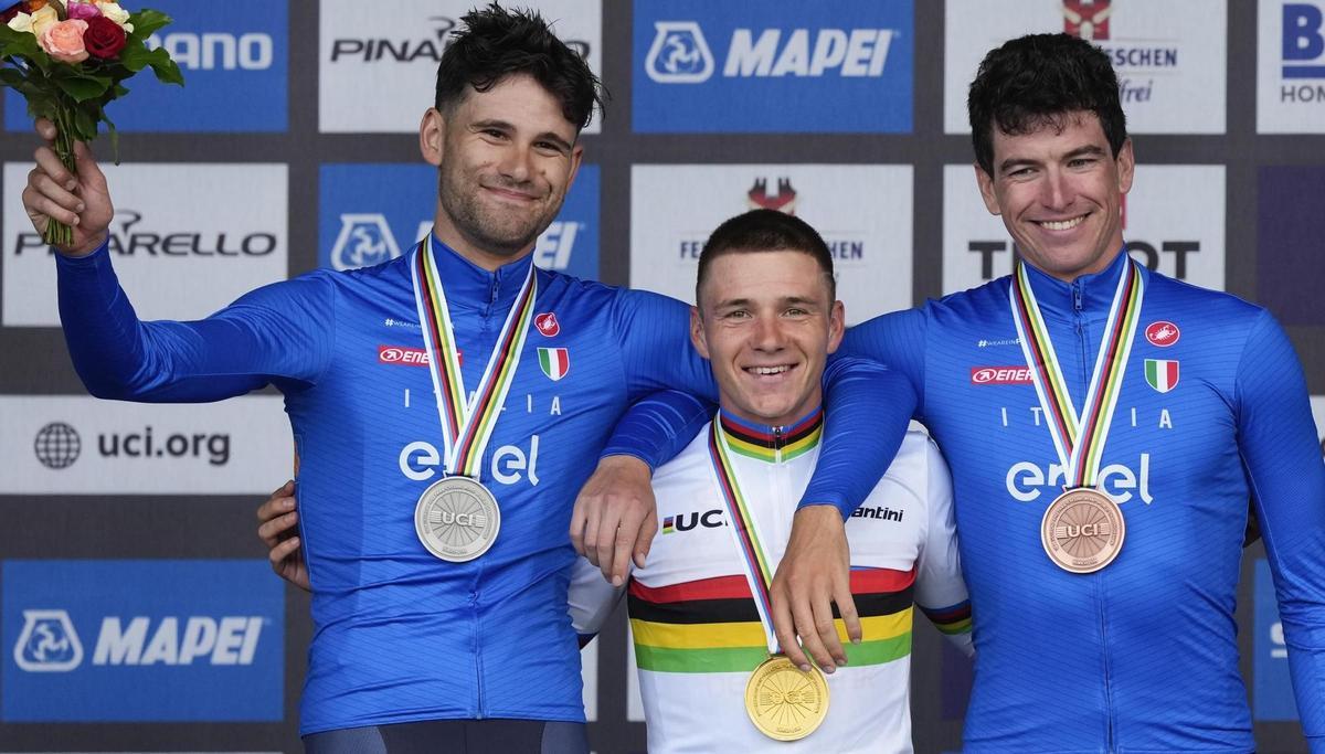 Evenepoel, escolta por Ganna y Affini, en el podio.