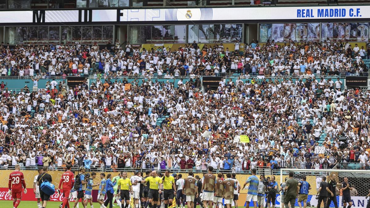 Aficionados del Real Madrid animan a su equipo en el Hard Rock de Miami.