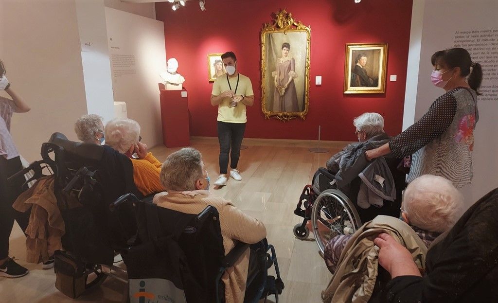 Un grupo de ancianos visita el Museu Abelló de Mollet del Vallès.