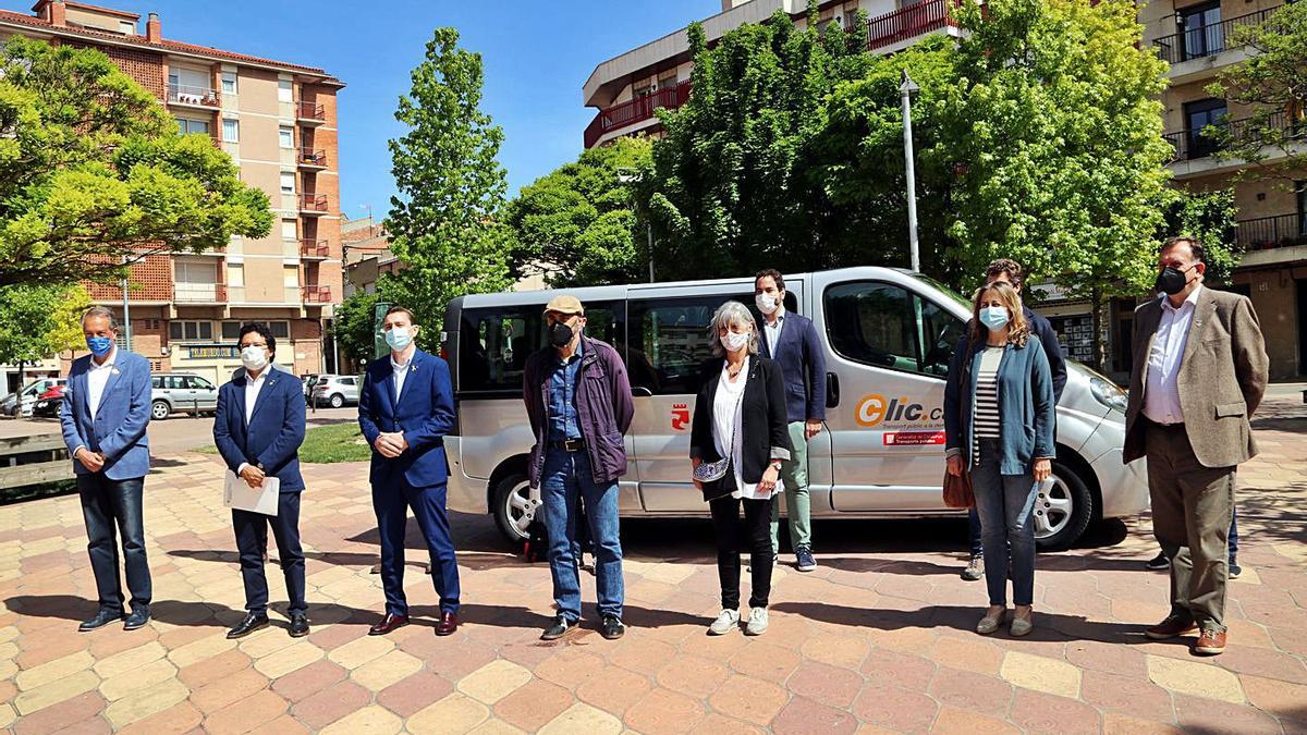 Autoritats a la presentació del servei de transport a demanda a l’Alta Segarra, ahir a Calaf | ACN