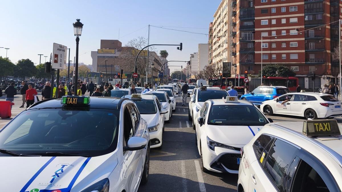 Paro de taxis alicantinos en València.
