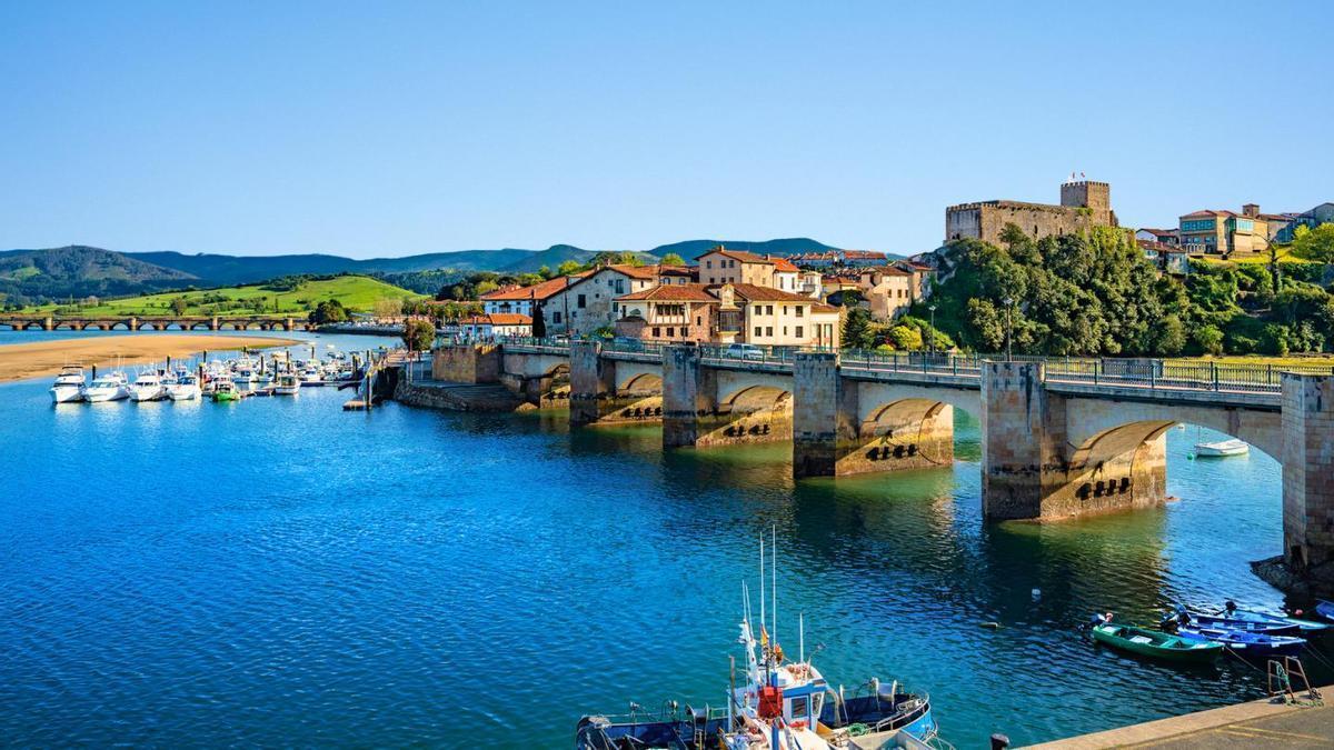 San Vicente de la Barquera, el pueblo natal de Bustamante que enamora por su estampa medieval y sus vistas a los Picos de Europa