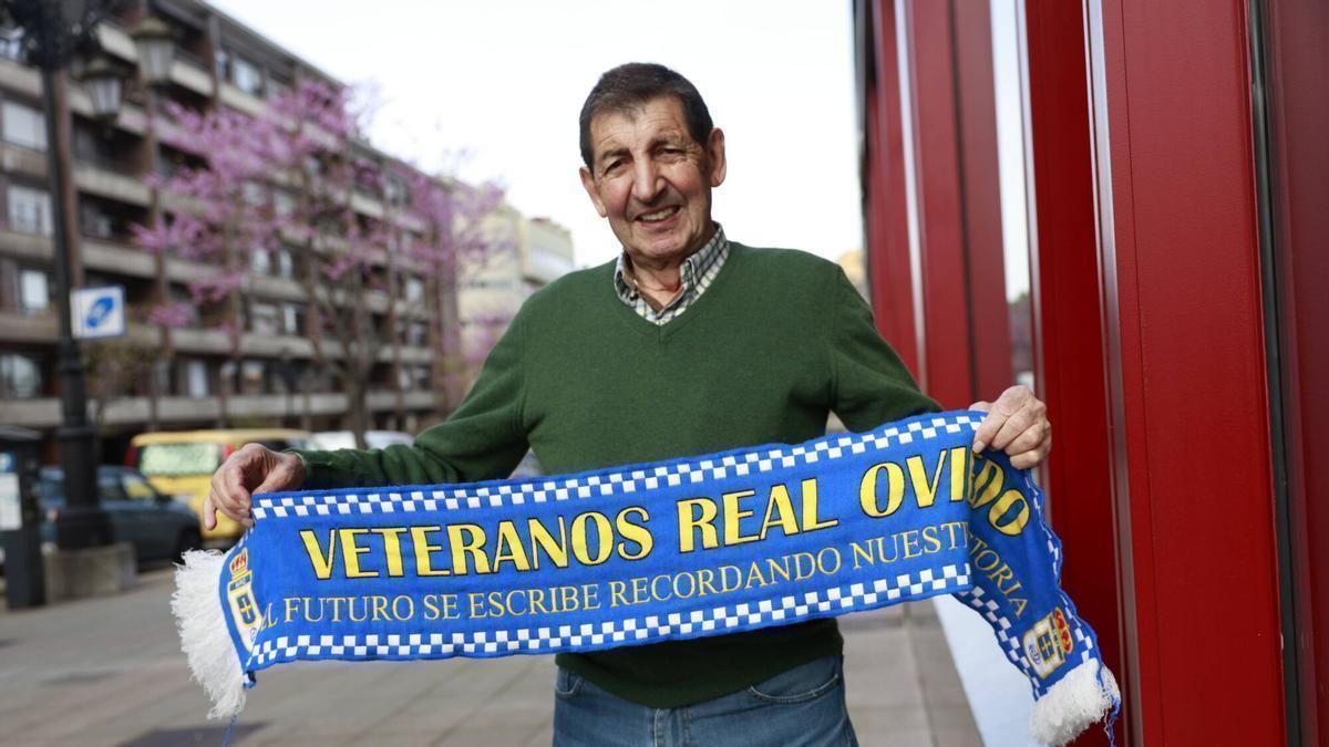 Juan Manuel, frente a la sede de LA NUEVA ESPAÑA.