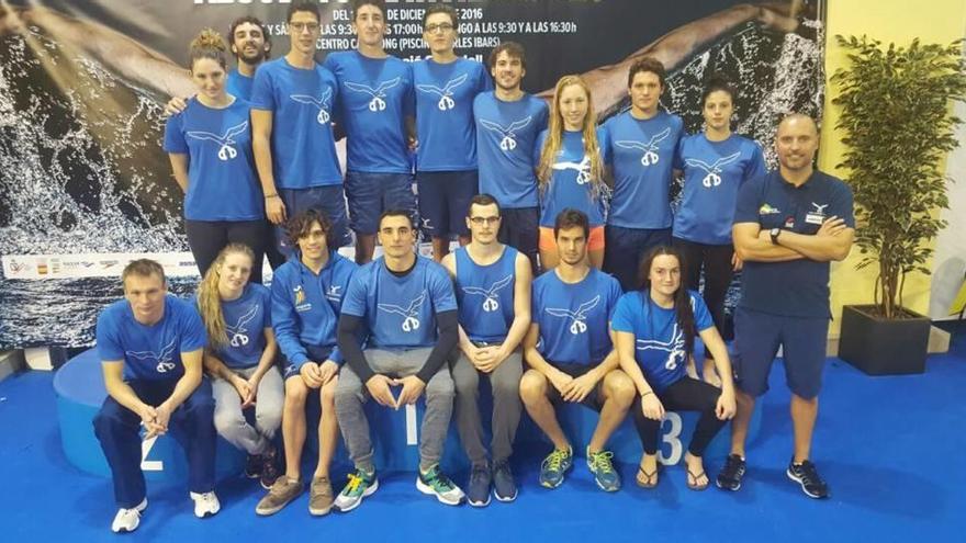 Los nadadores del Palma posan junto a su técnico en la pista del CN Sabadell.