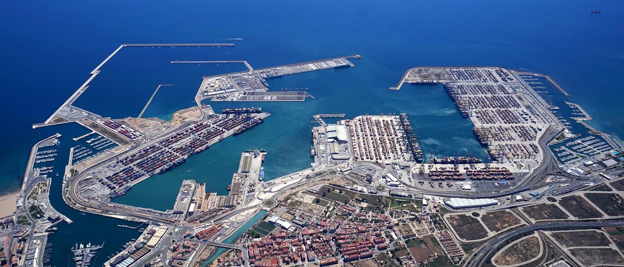 Vista aérea del Puerto de València, con el nuevo dique de abrigo terminado desde 2012.