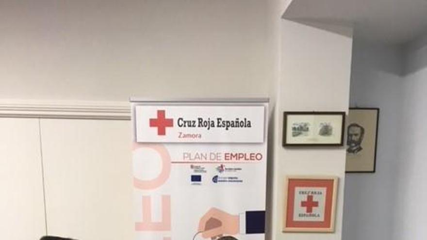 Firma del convenio entre responsables de Eulen y Cruz Roja