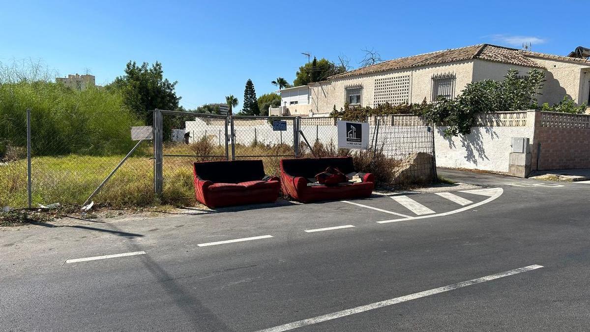 Dos sofás abandonados esta semana junto a un solar en Sant Joan d'Alacant.