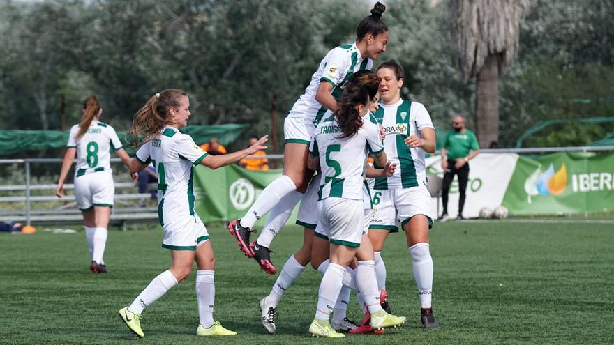 Wifi, autora de cuatro goles, encima de la piña de jugadoras del Córdoba CF Femenino en la Ciudad Deportiva ante el Valencia Féminas B.