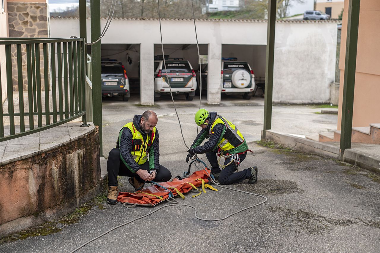 Los guardias civiles preparándose para un entrenamiento