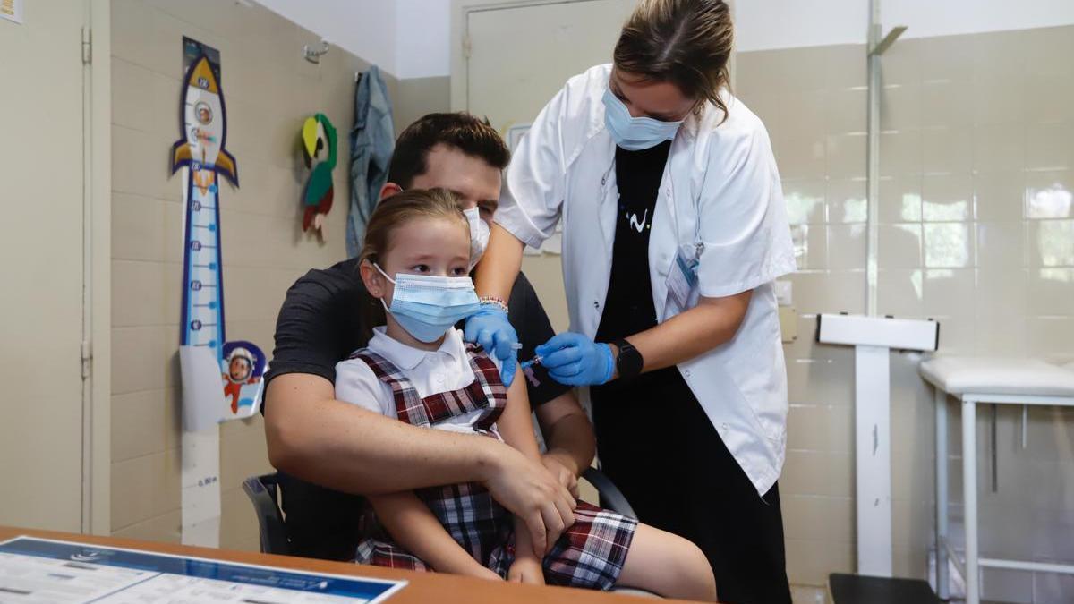 Los niños se vacunan de la gripe