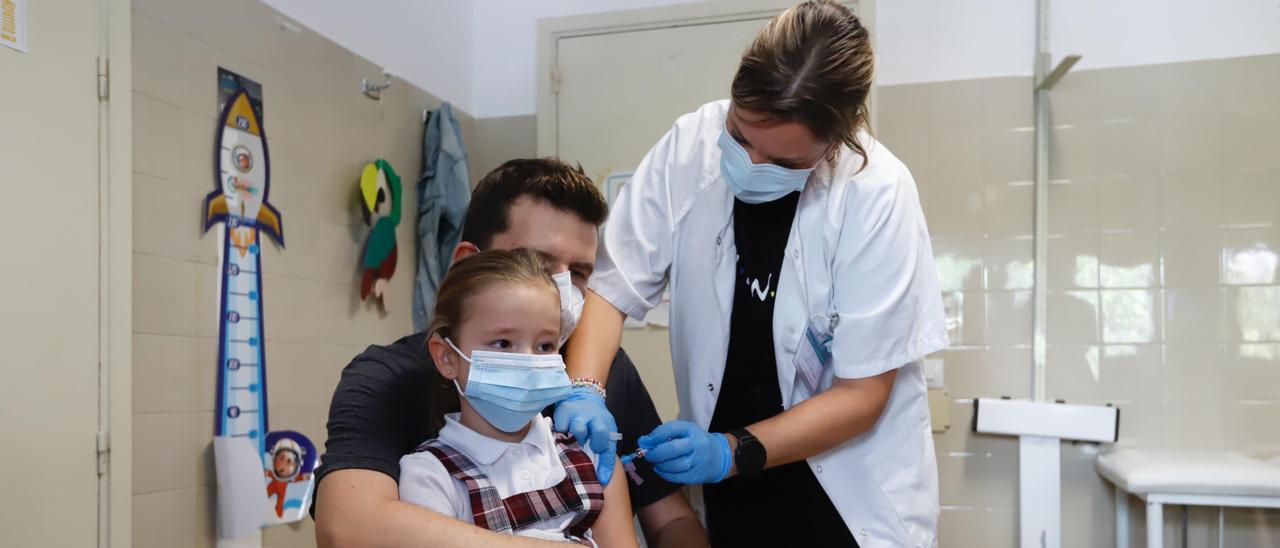 Los niños se vacunan de la gripe