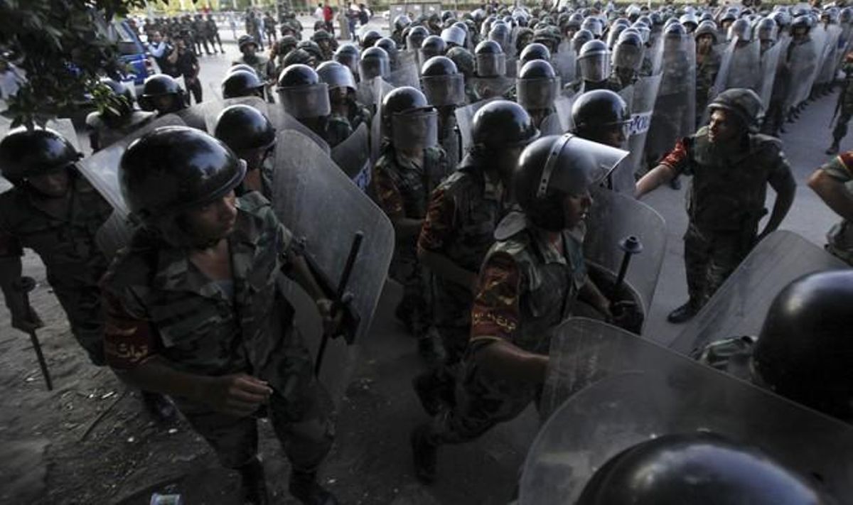 Soldats prenen posicions davant dels manifestants.