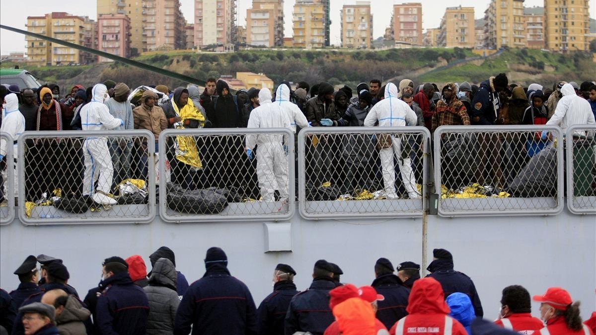 zentauroepp28716885 migrants wait to disembark from a ship on february 17  2015 180913191954