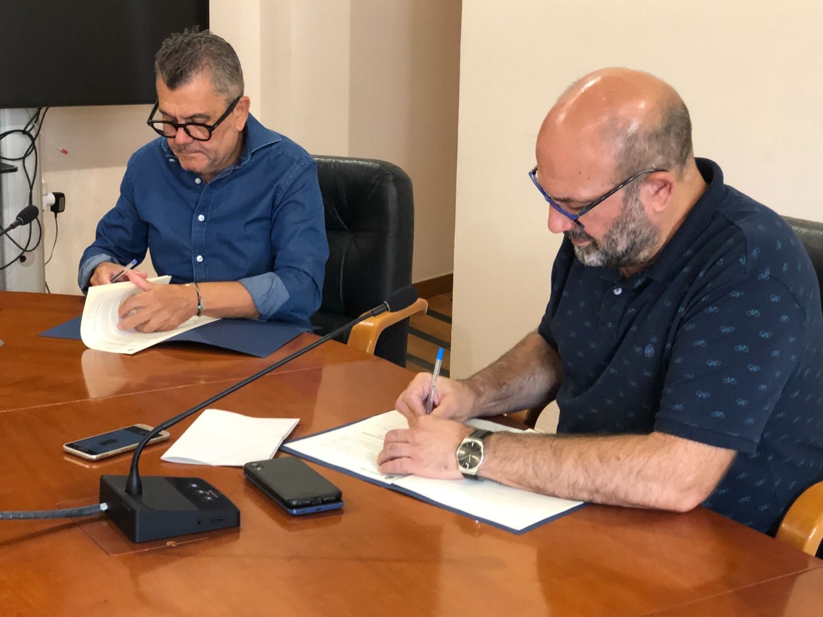 Firma del convenio entre el edil de Desarrollo Rural, Felip Sánchez, y el presidente de la DOP Granada Mollar de Elche, Francisco Oliva.