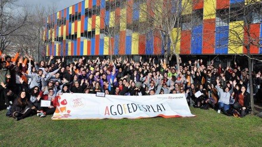 Foto de grup dels prop de 400 monitors i monitores participants a la Jornada de la Federació Catalana de l&#039;Esplai. Imatge del 8 de febrer de 2020