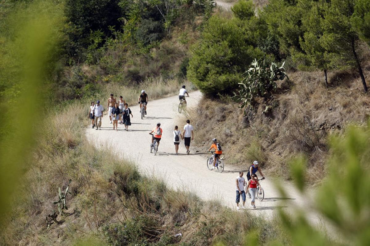 Usuaris del arc de Collserola passegen per la Carretera de les Aigües, el mes de setembre passat.