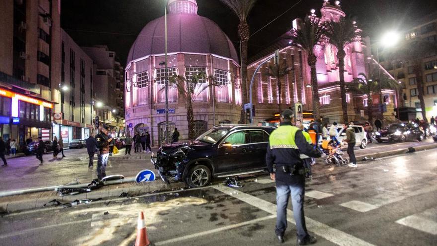 Un conductor pierde el control de su vehículo y provoca un accidente junto al Mercado Central de Alicante