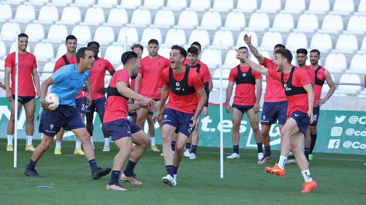 Los jugadores del Córdoba CF, durante un ejercicio con el preparador físico, Toribio, en su última sesión de entrenamiento.