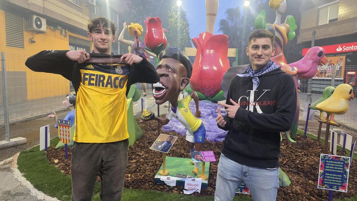 Los futboleros, como este del Depor, no dejaron de acercarse.