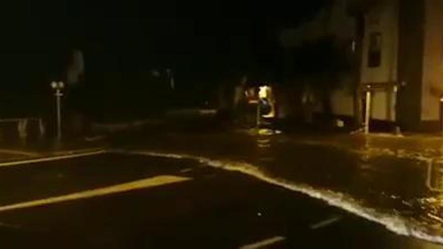 El agua entra con fuerza en las calles de Garachico