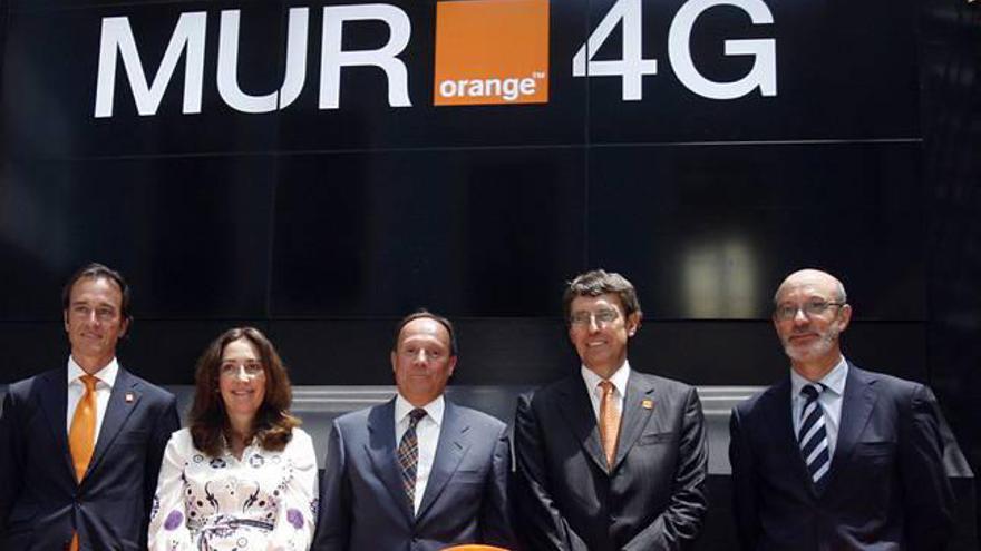 El responsable de Comunicación y la secretaria general de Orange, el concejal de Murcia Moya-Angeler, el consejero delegado de la compañía, Jean Marc Vignolles, y el rector de la Politécnica de Cartagena, José Antonio Franco