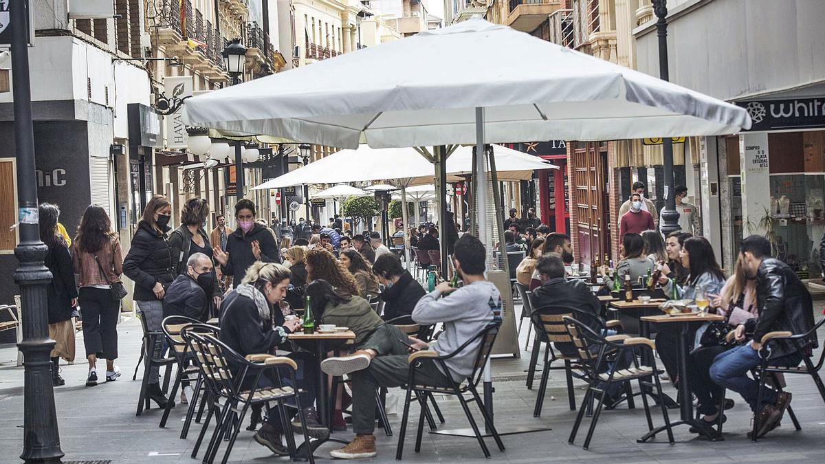 Terrazas de la calle Castaños repletas de clientes en la primera jornada de fin de semana con la posibilidad de acudir a los bares. | PILAR CORTÉS