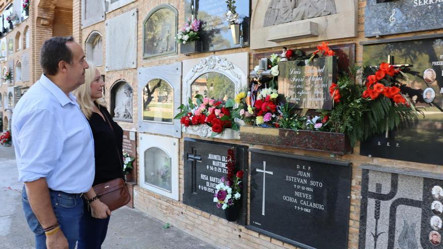 El peregrinaje a la tumba de Nino Bravo: &quot;De vez en cuanto ves a gente cantando delante de la lápida&quot;
