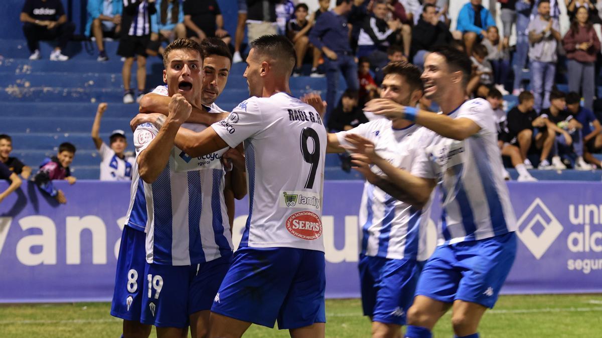 Raúl Alcaina recibe la felicitación de sus compañeros tras marcar el domingo pasado.