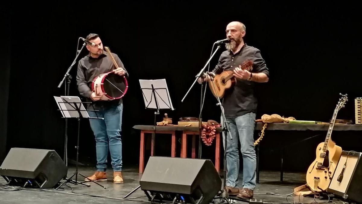 Pedraza (izquierda) y Meirinhos presentan el repertorio del concierto | M. J. C.