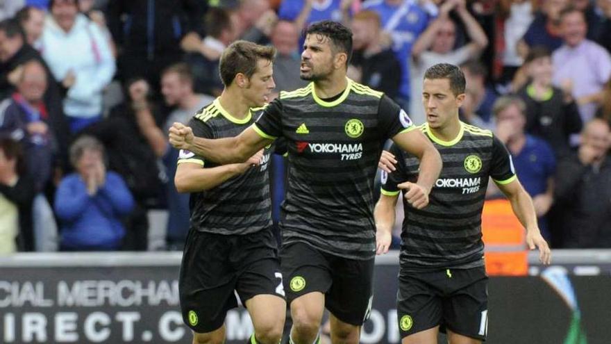 Diego Costa celebra el gol que marcó ayer en el campo del Swansea.