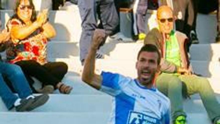 Torres celebra el gol al Badalona.